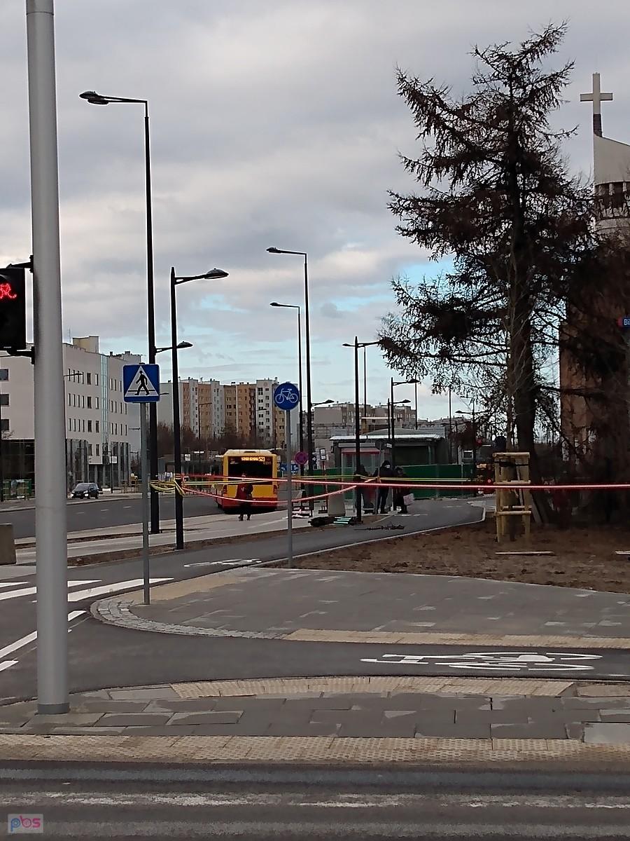 Ddr na Górczewskiej zagrodzona taśmą pewnie przez spadające gałęzie