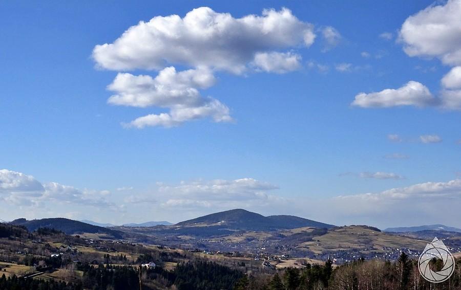 chmurka nad Rosochatką, po lewej Gorce, po prawej -Wyspowy