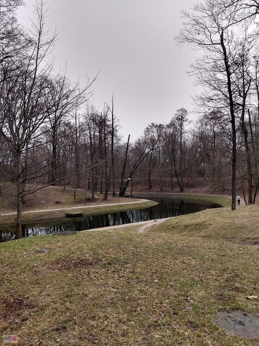 Fosa w parku na Forcie Bema