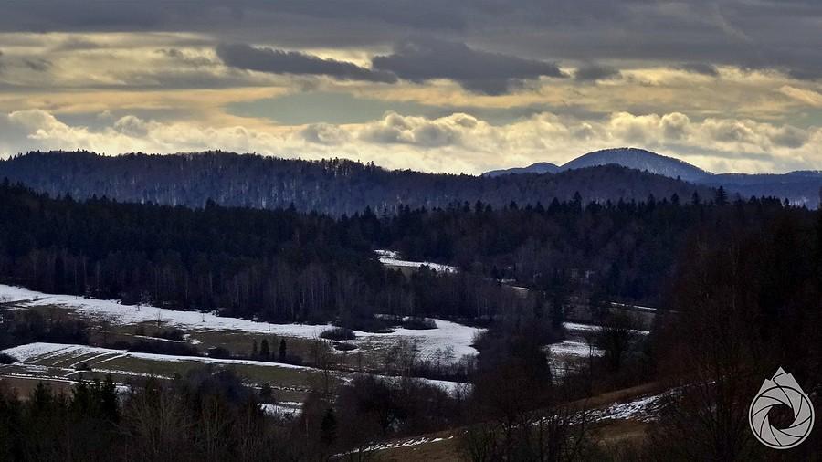 znad Leszczyn rzut oka na pasmo graniczne i majaczącą w dali Lackową