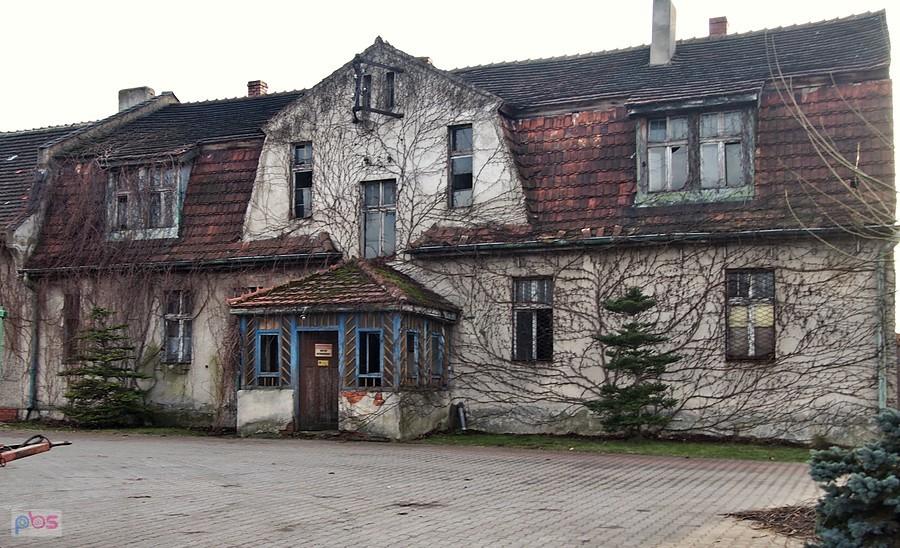 Budynki folwarku w Kielczy