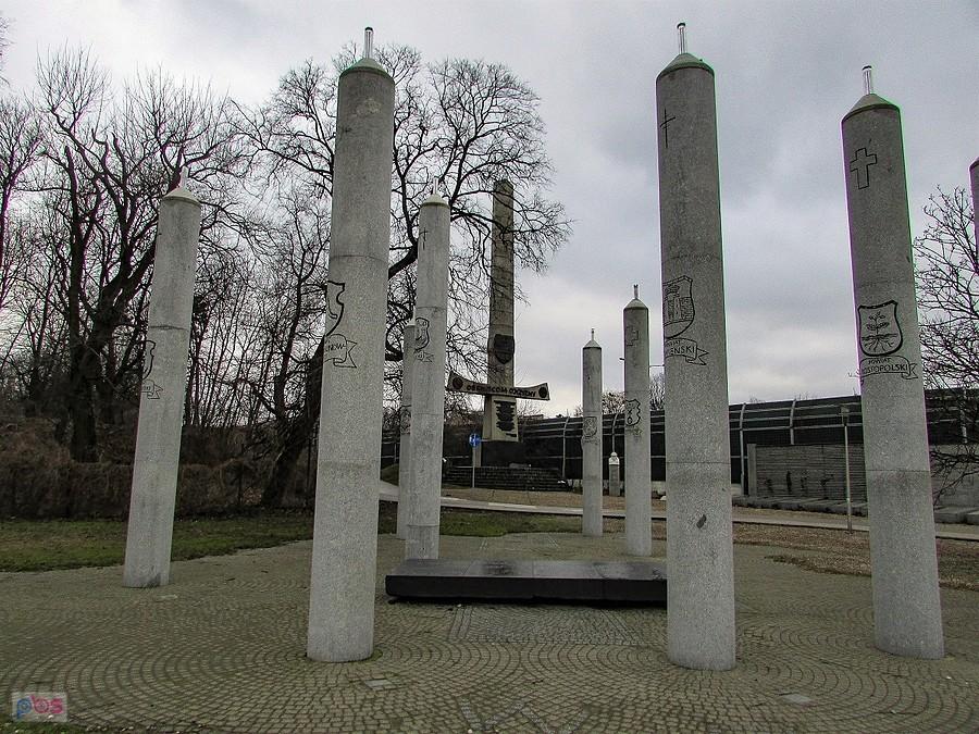 Kamienne świece przy pomniku wołyńskim