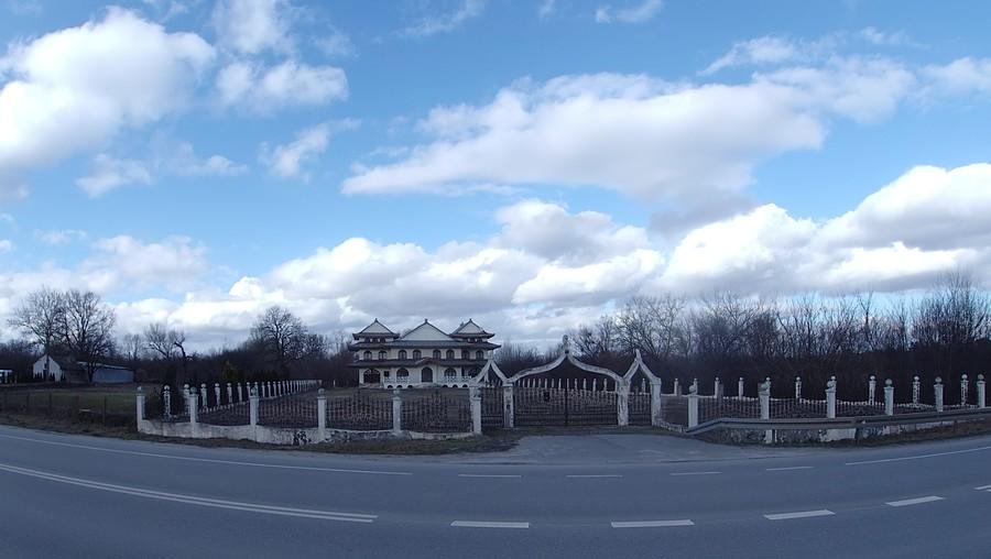 Opuszczona cygańska rezydencja w Nowym Dworze Mazowieckiem