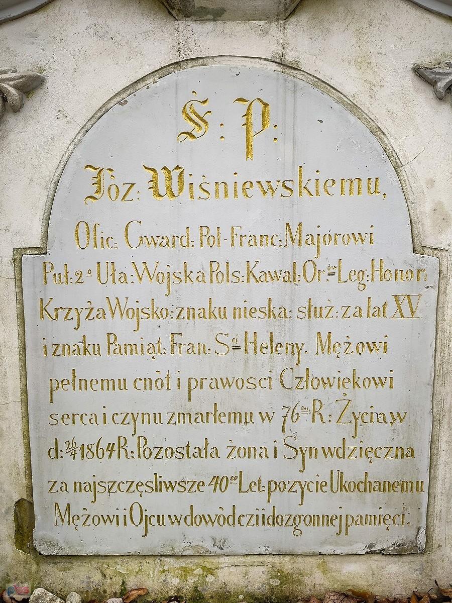 Inskrypcja na grobie majora Józefa Wiśniewskiego