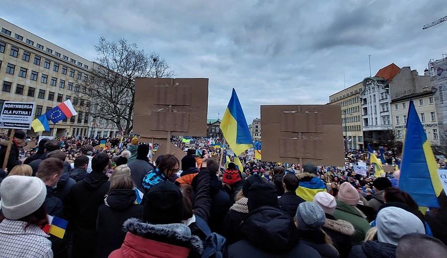 Tłumy na demonstracji antywojennej w Poznaniu, Plac Wolności