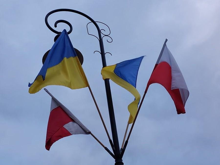 Flagi Ukrainy i Polski na latarniach w Poznaniu