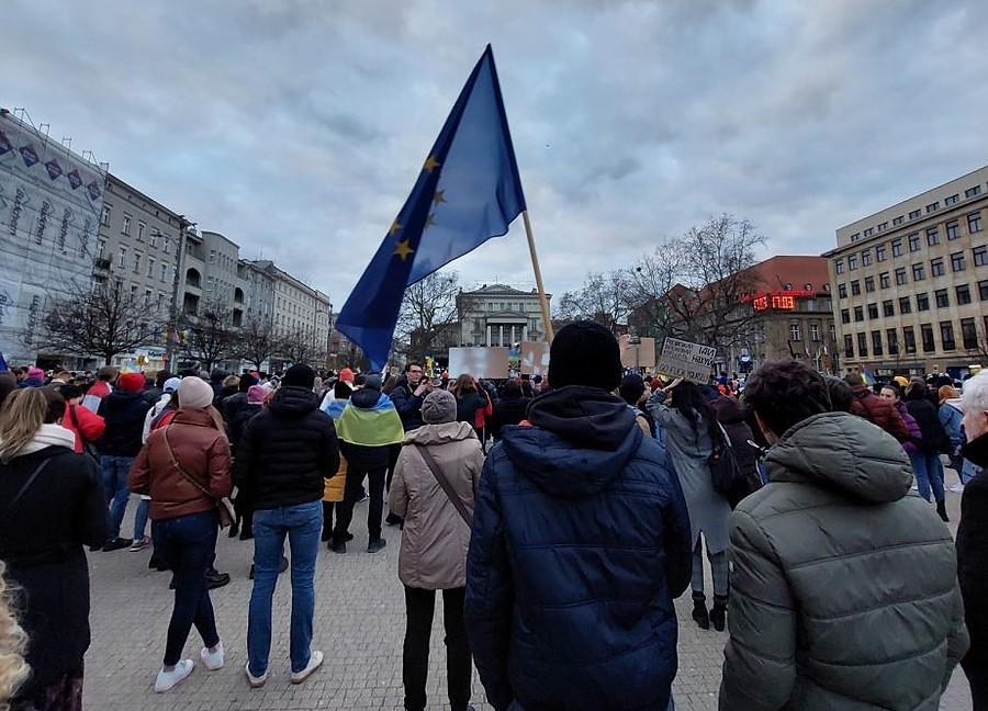Flaga Unijna podczas protestu, Plac Wolności, Poznań