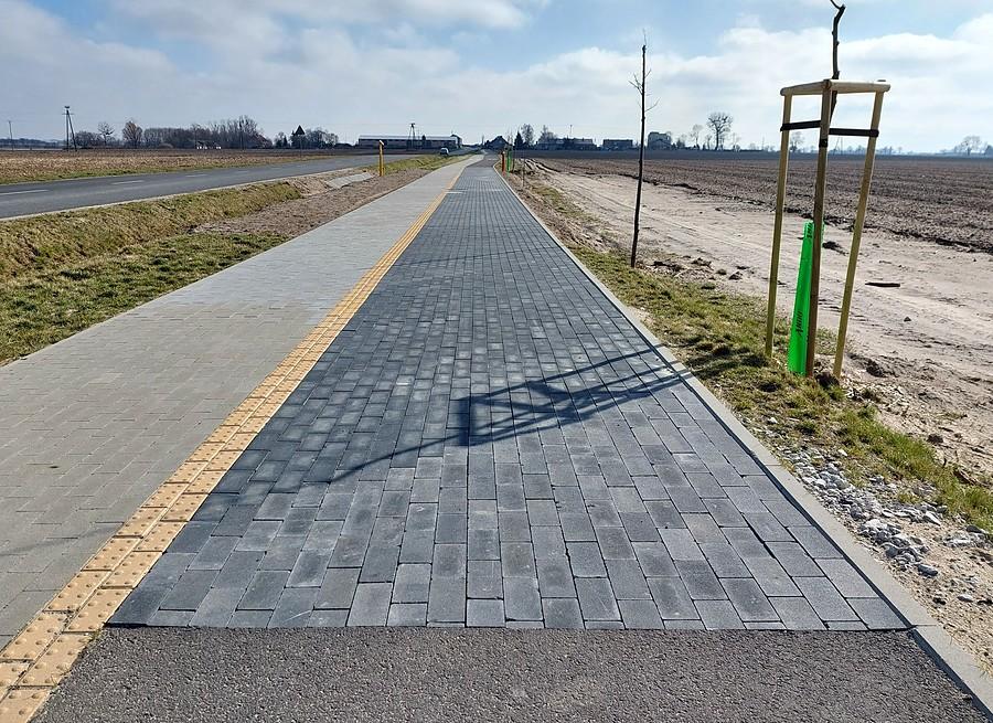A to Polska właśnie - środek asfaltowej DDR-ki załatany kostką, Szczodrzykowo