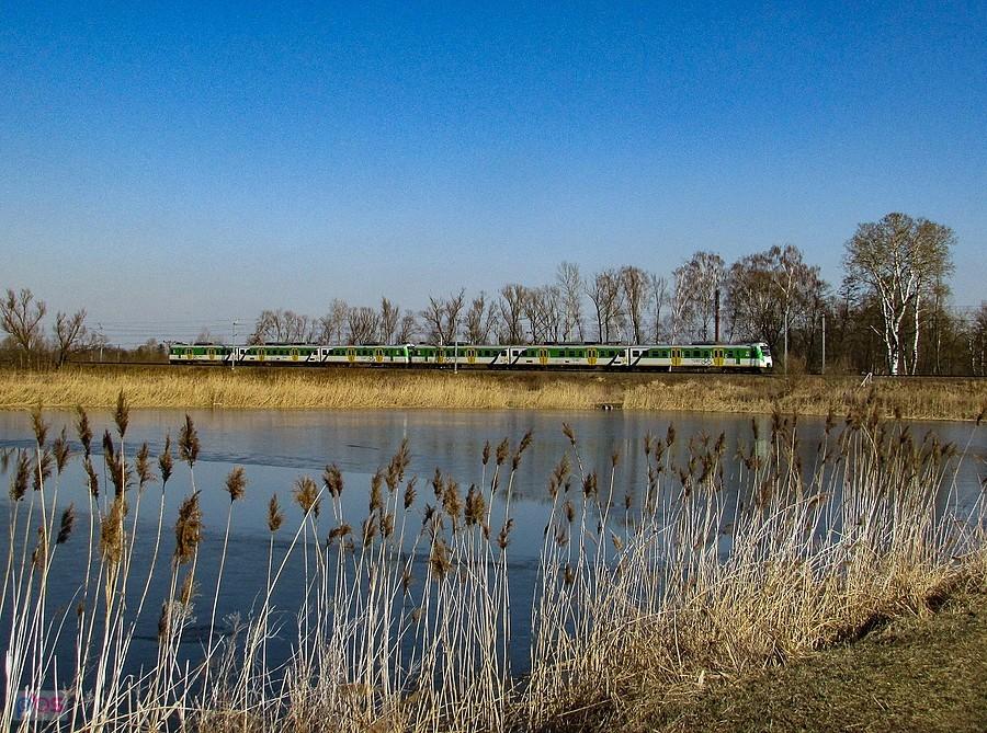 Pociąg Kolei Mazowieckich w kierunku Radomia
