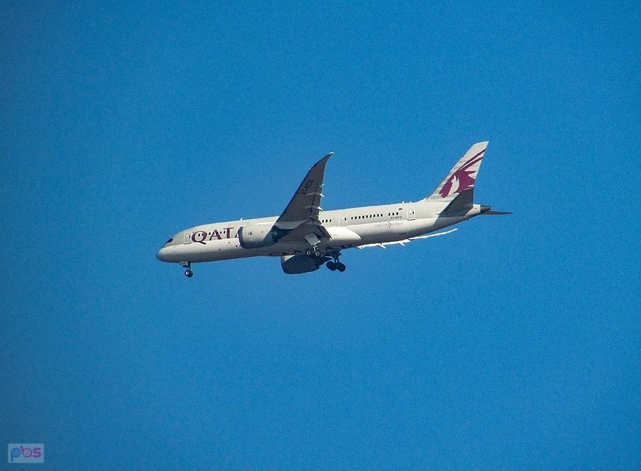 Dreamliner Qatar Airways podchodzi do lądowania na Okęciu