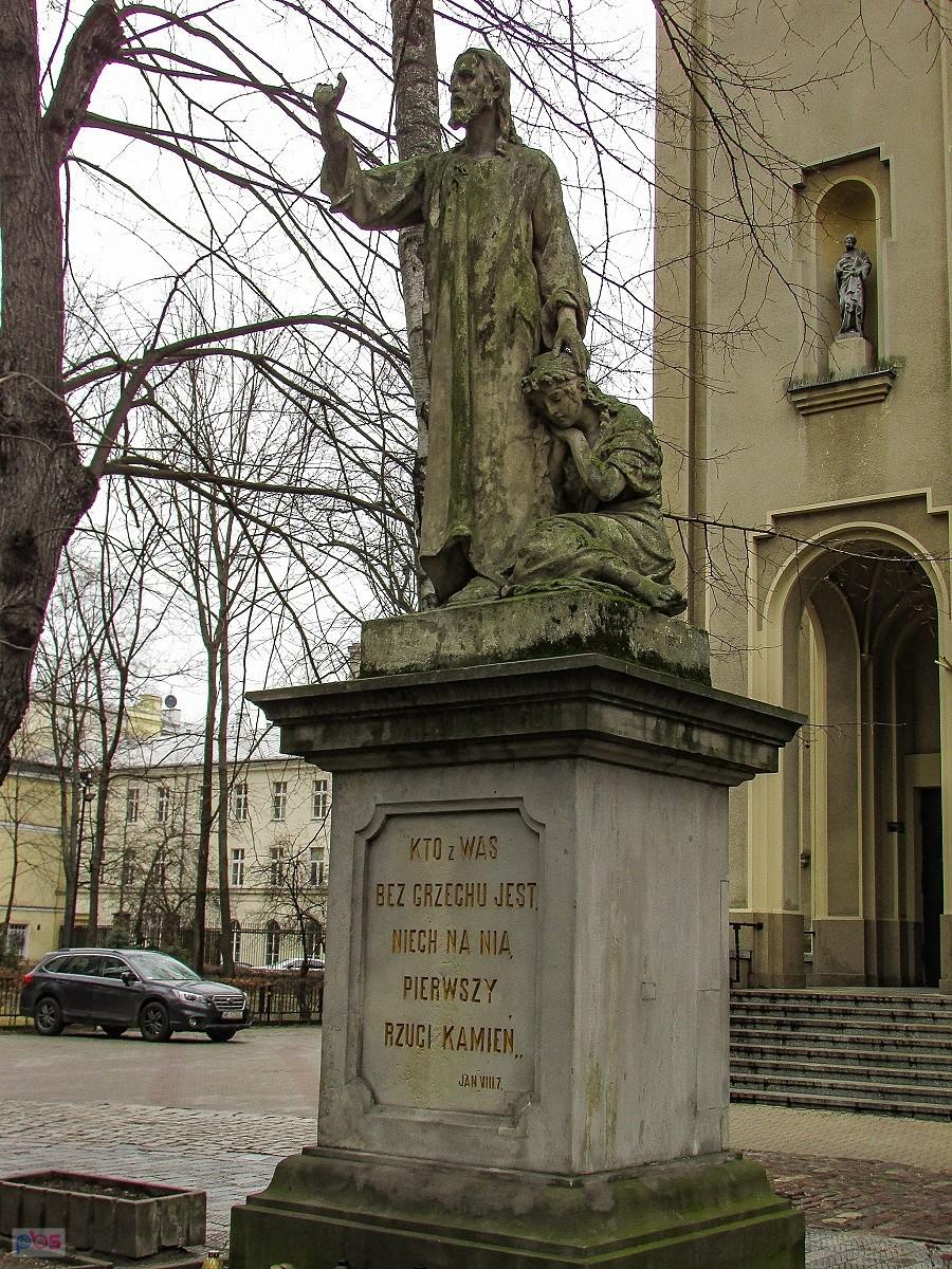Kościół na Koszykach - rzeźba Chrystusa i jawnogrzesznicy