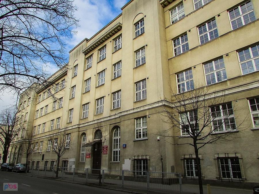 Gmach słynnej odzieżówki na Kazimierzowskiej
