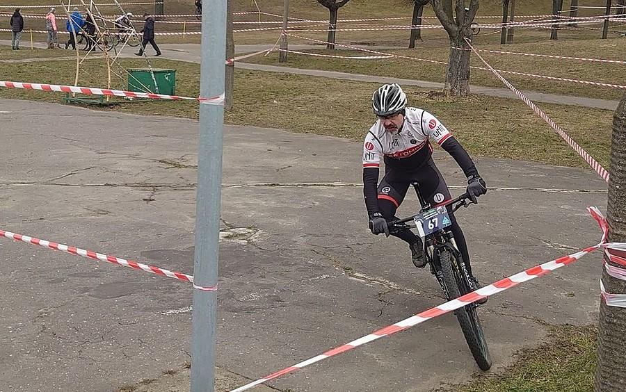 MTB-owiec w akcji na przełajowej trasie