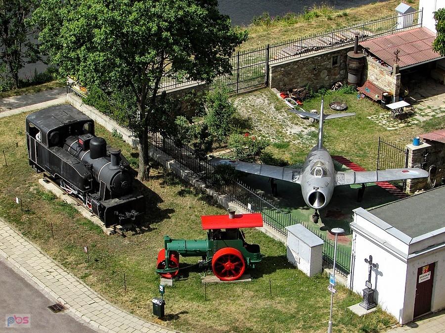 Znojmo - eksponaty muzeum motorismu - parowóz Škoda i Mig 15