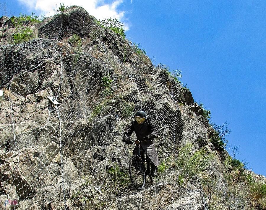 Znojmo - zmilitaryzowany cyklista przy muzeum motorismu
