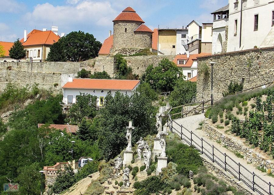 Znojmo - rzeźby kalwarii i romańska rotunda św. Katarzyny