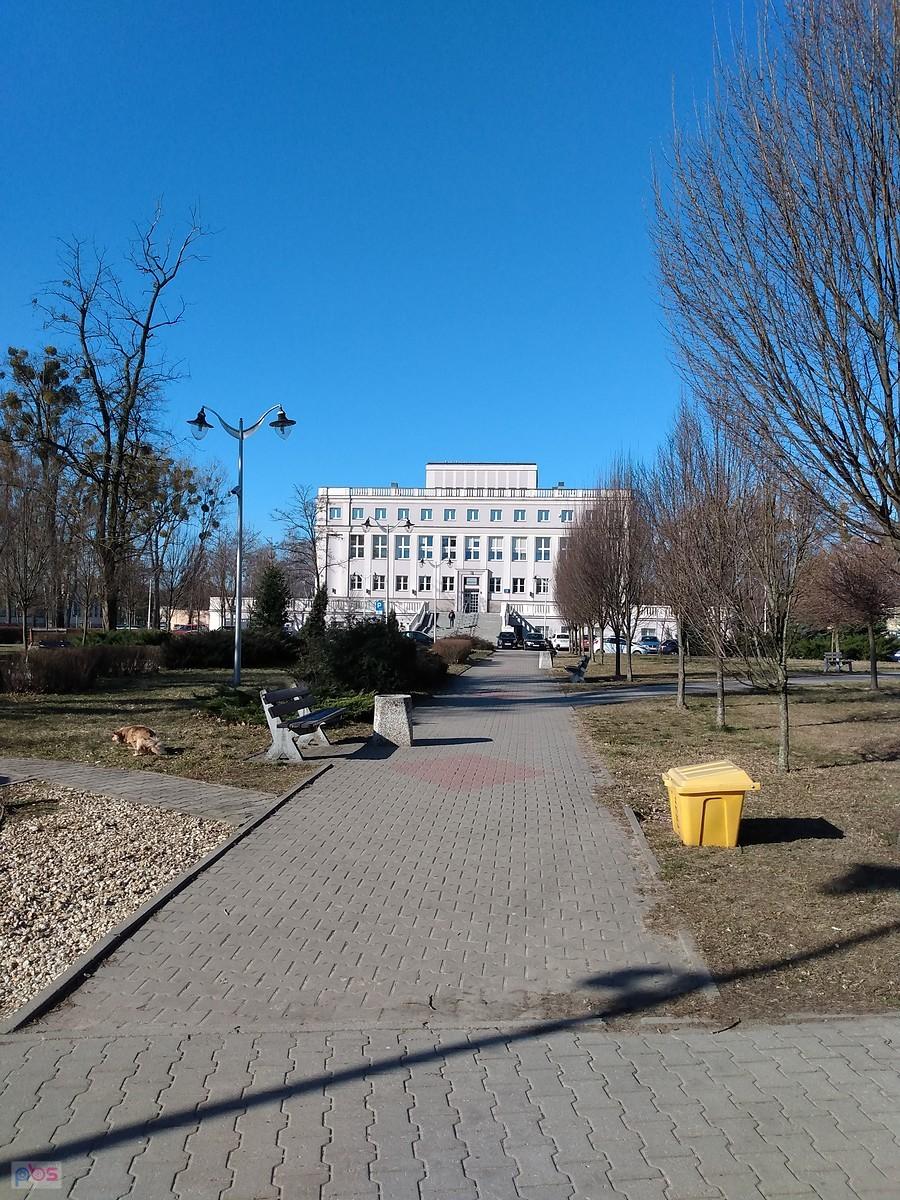 W oddali biblioteka WAT