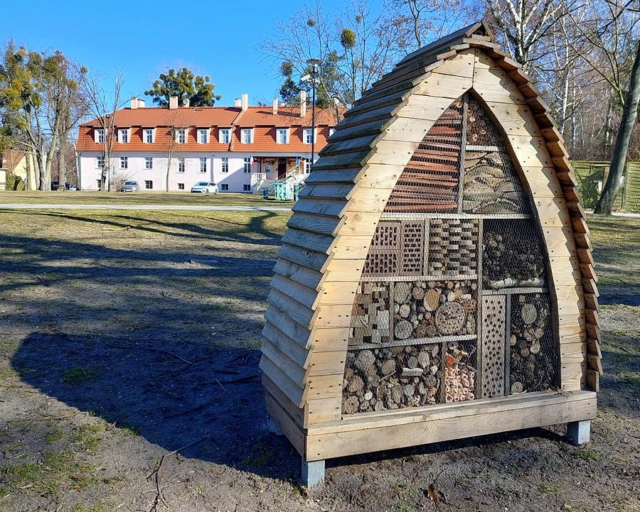 Hotel dla owadów, w tle Kórnicki Ośrodek Kultury