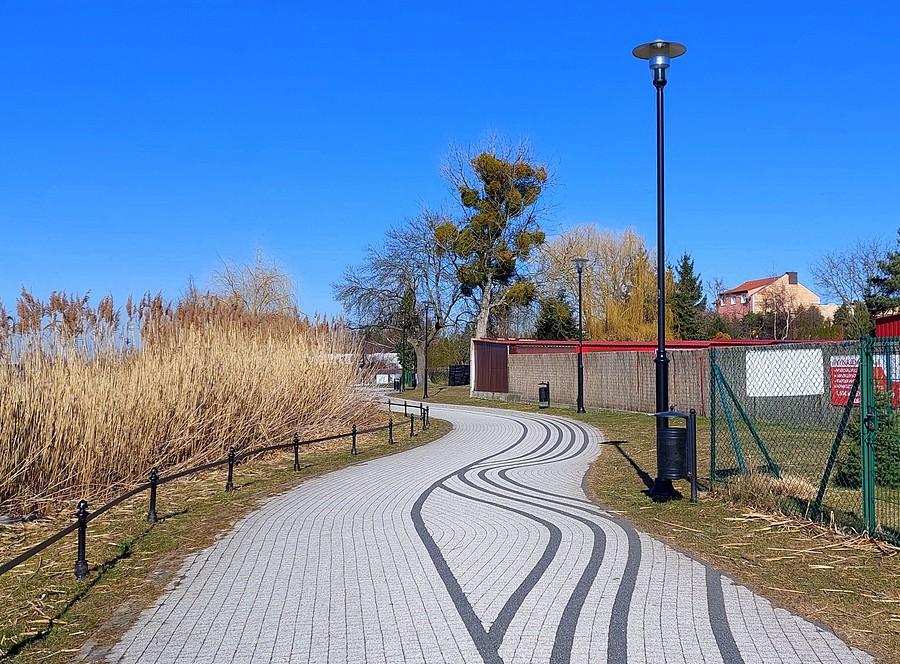 Zakręcona promenada nad Jeziorem Kórnickim