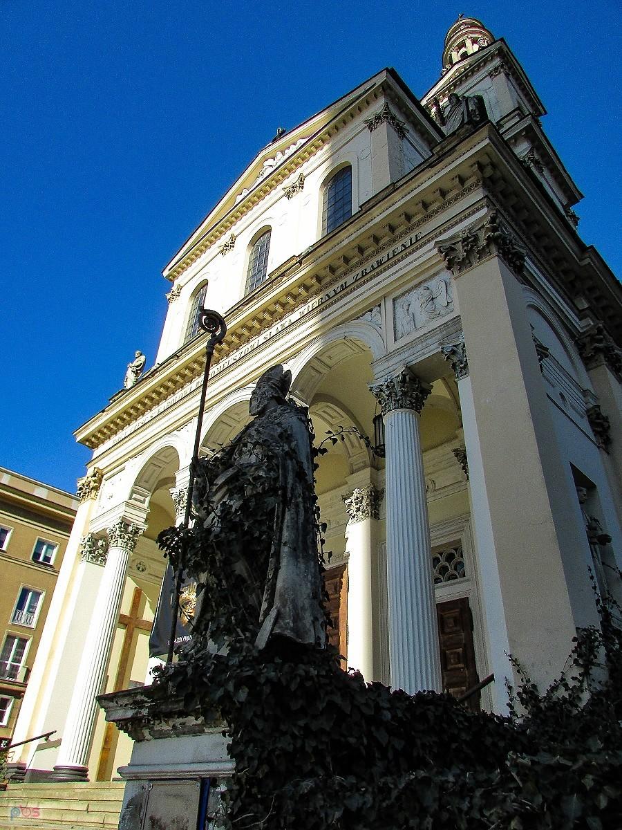 Rzeźba jednego z czterech doktorów kościoła stojących przed kościołem św. Karola Boremesza