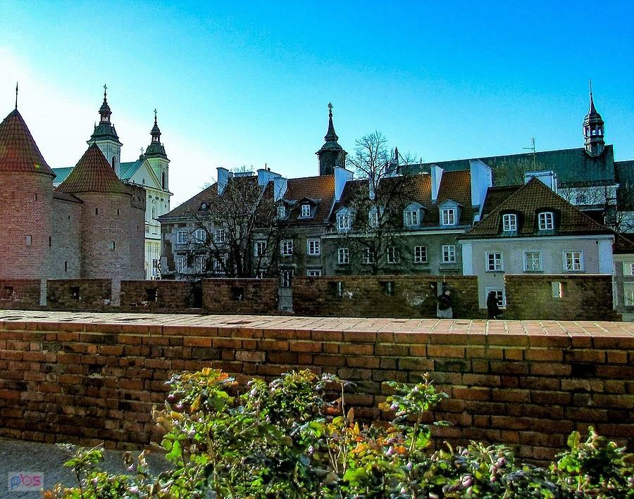 Widok przez mury obronne na Nowe Miasto