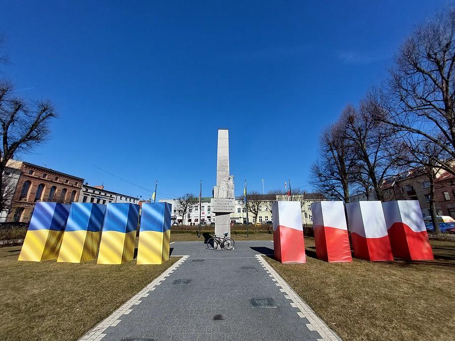 Ukraińsko-polska instalacja na rynku w Mosinie