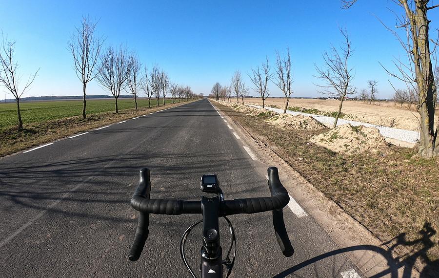 Typowy klimacik z mego szosowania. Tu po prawej robią rowerówkę (Modrze-Strykowo)