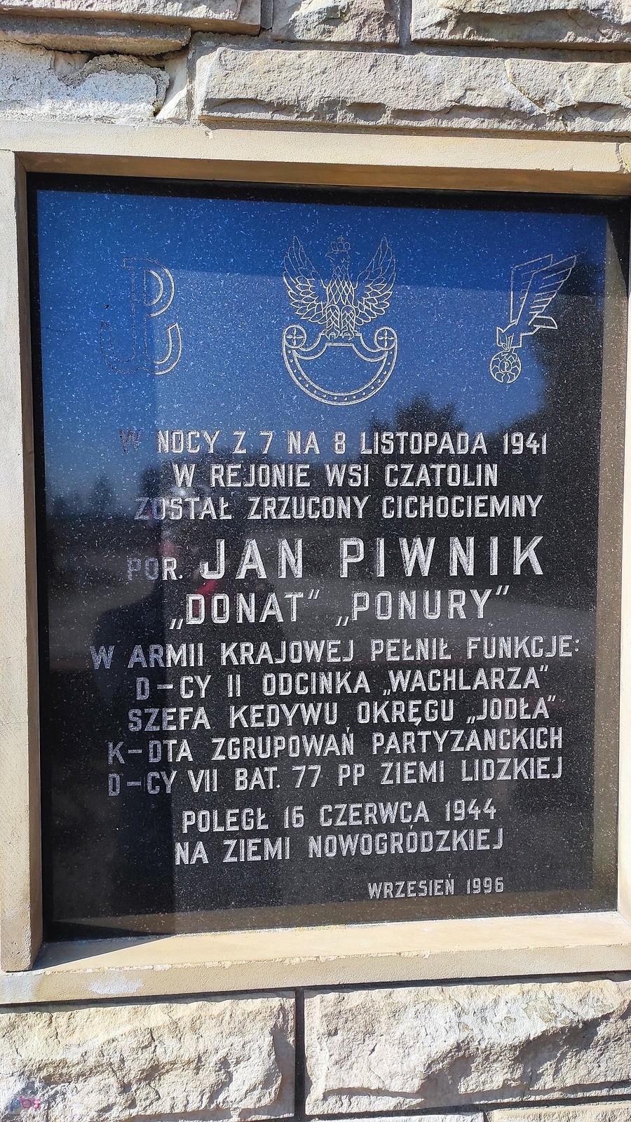 Tablica na pomniku