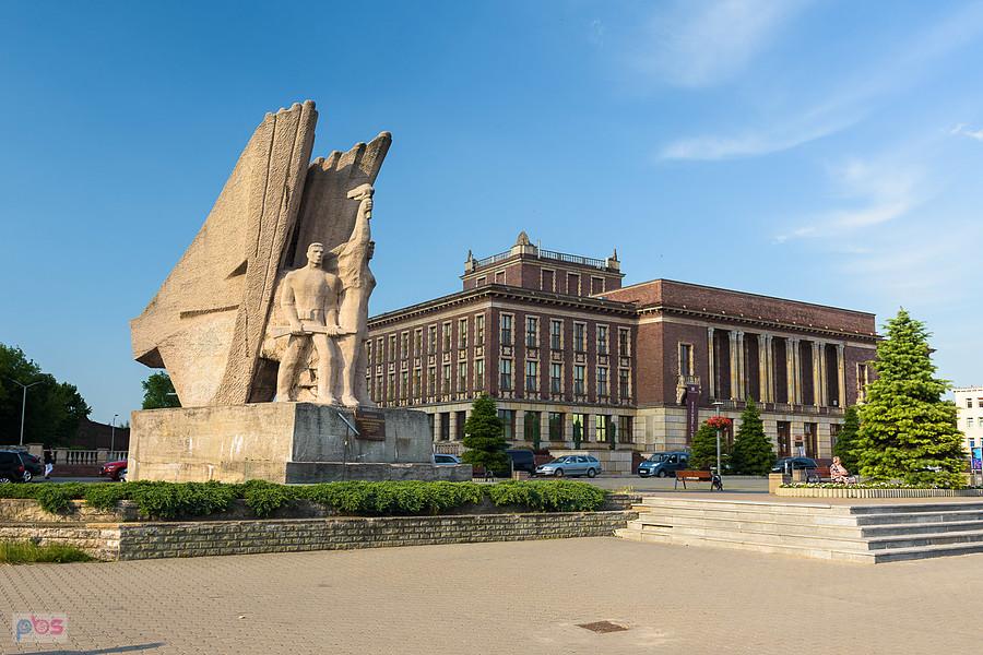 Dąbrowa Górnicza - Plac Wolności - pomnik Bohaterom Czerwonych Sztandarów i Pałac Kultury Zagłębia
