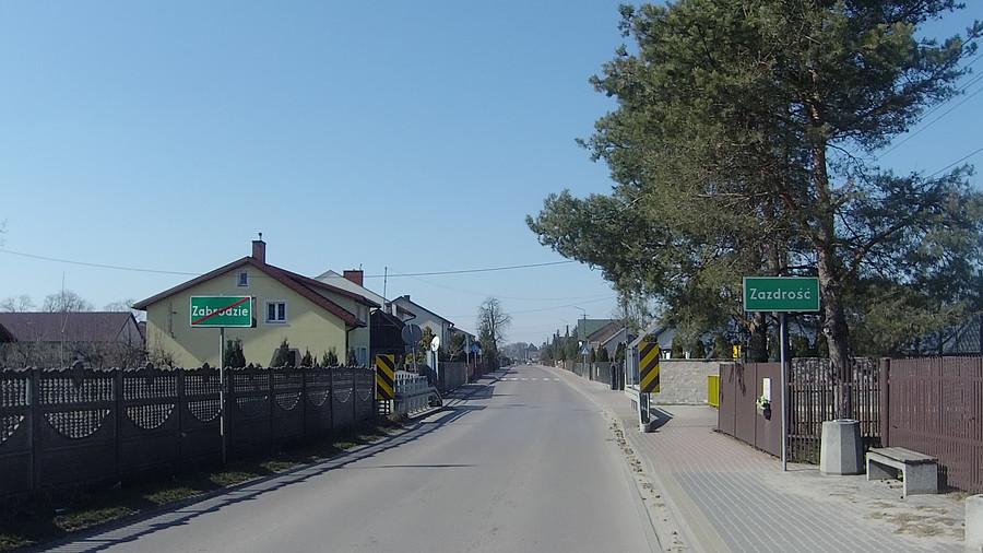 Ulica wiejska ze znakami drogowymi