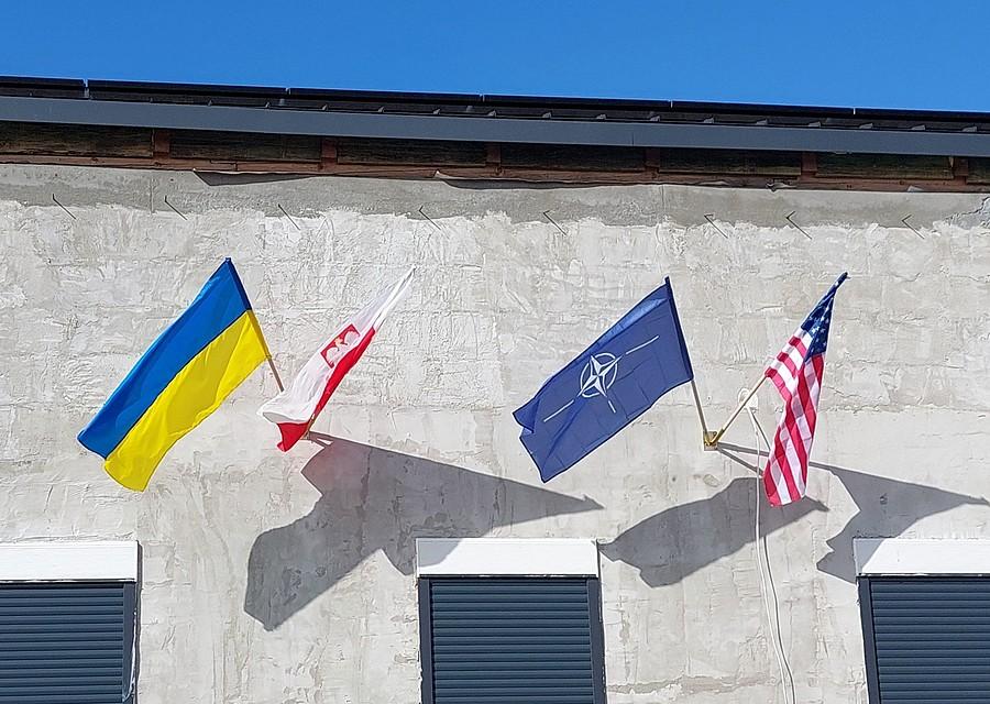 Zjednoczone flagi na budynku gospodarczym przy bazie w Krzesinach, Poznań