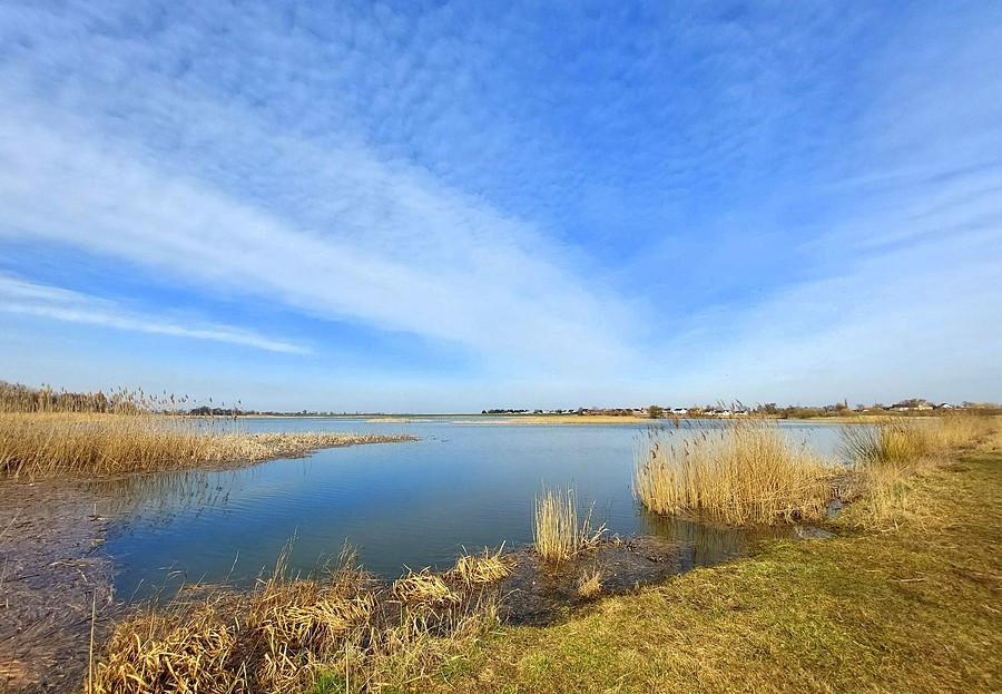 Piękny błękit nad zalewem w Szczodrzykowie