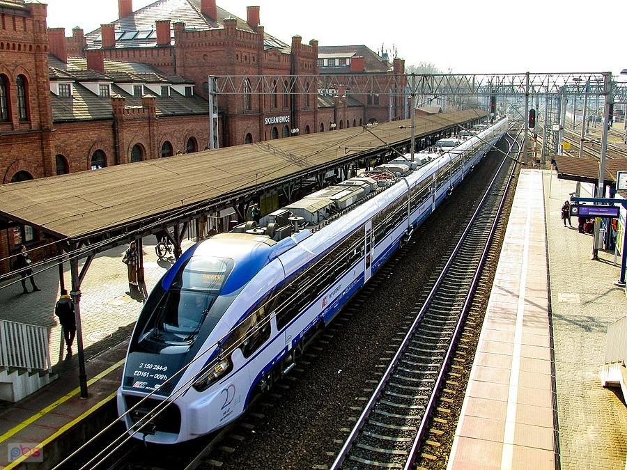 Pociąg Intercity PILECKI na dworcu w Skierniewicach