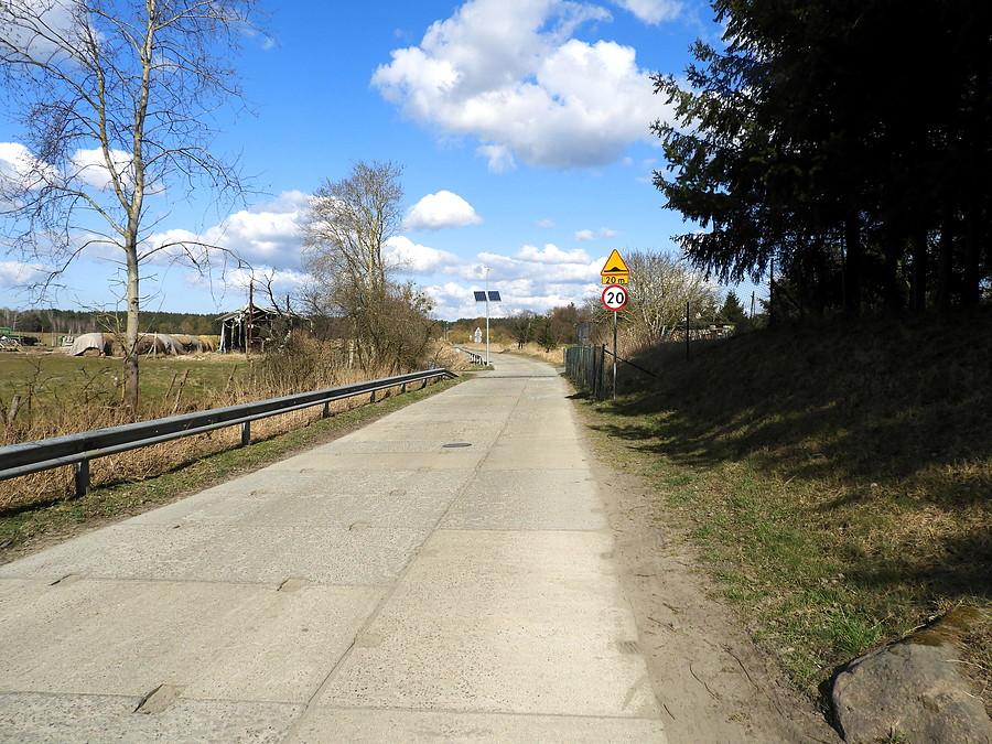 Betonowa droga do Redlicy.