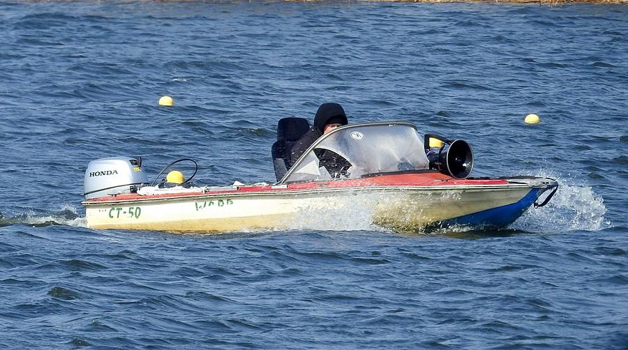 Motorówka pruje przez Jezioro Malta, Poznań