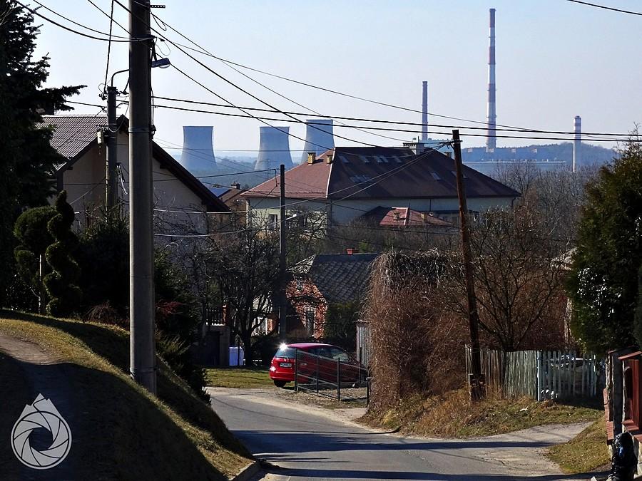 za wioseczką wyrasta fabryka kominów