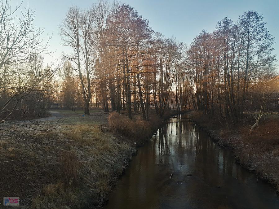 Warta o poranku widziana z mostu na ul. Kucelińskiej