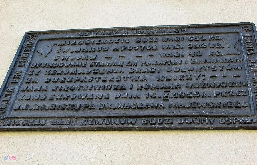 Tablica na dzwonnicy kościelnej