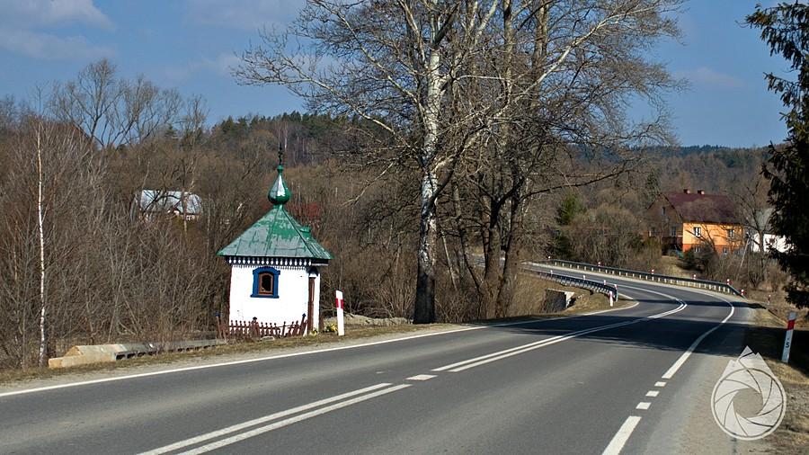 kapliczka na zakręcie