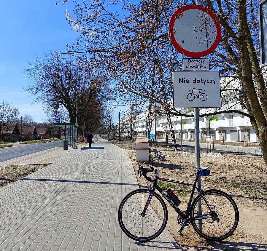 Sprytne obejście zakazu używania znaku chodnika z dopuszczeniem rowerów