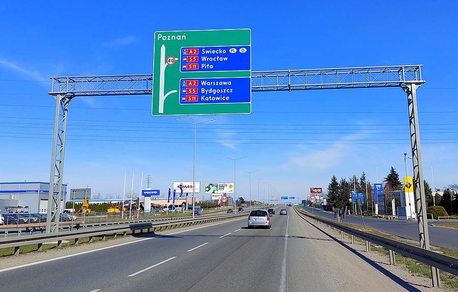 Niby oznakowanie proste, a i tak niedzielni nie ogarniają. Nie pozdrawiam klaksoniarzy