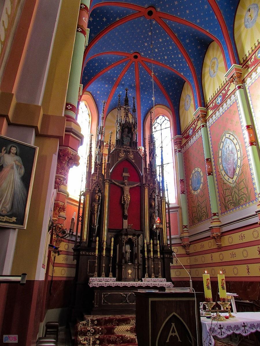 Prezbiterium kościoła w Wrociszewie