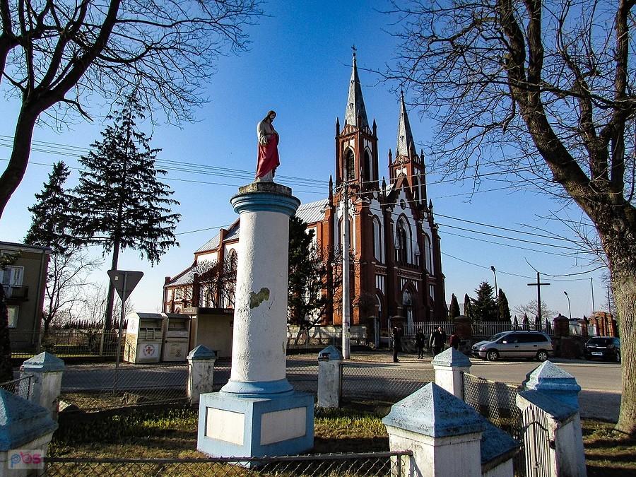 Figura Chrystusa przed kościołem wrociszewskim