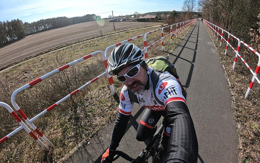 Rowerówka z barierkami w miejscu dawnej linii kolejowej (Stobnica - Słonawy)