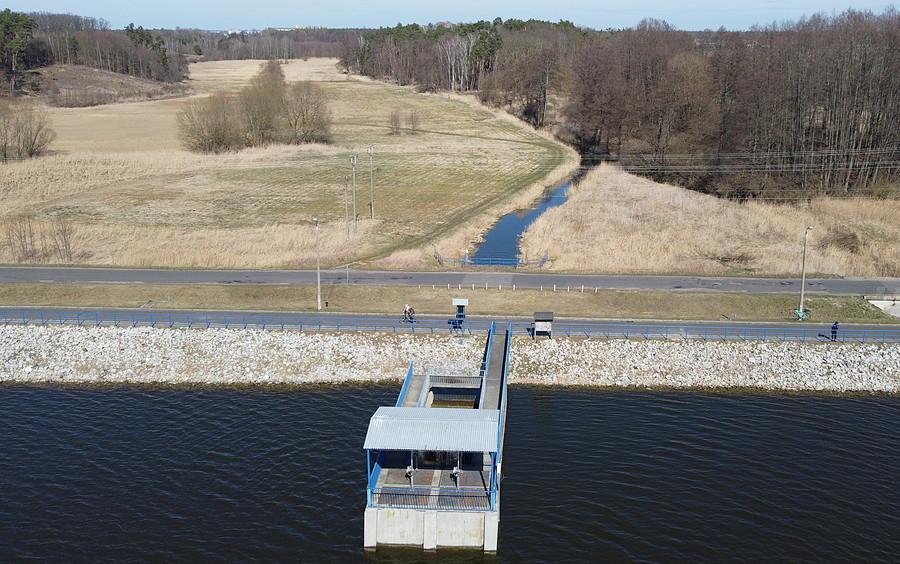 Przejeżdżam przez Zaporę na zbiorniku Radzyny. Woda wpada w dół pod tym daszkiem (by dron)