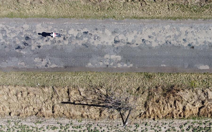 Taki tam paskudny asfalcik z różnymi odcieniami szarości (Przyborowo) (by dron)