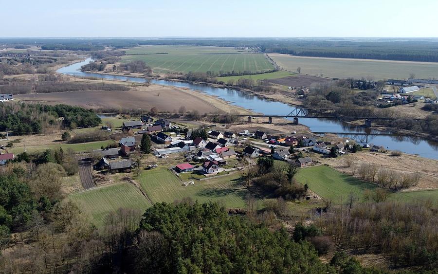 Stobnica ze swoim zabytkowym mostem nad Wartą