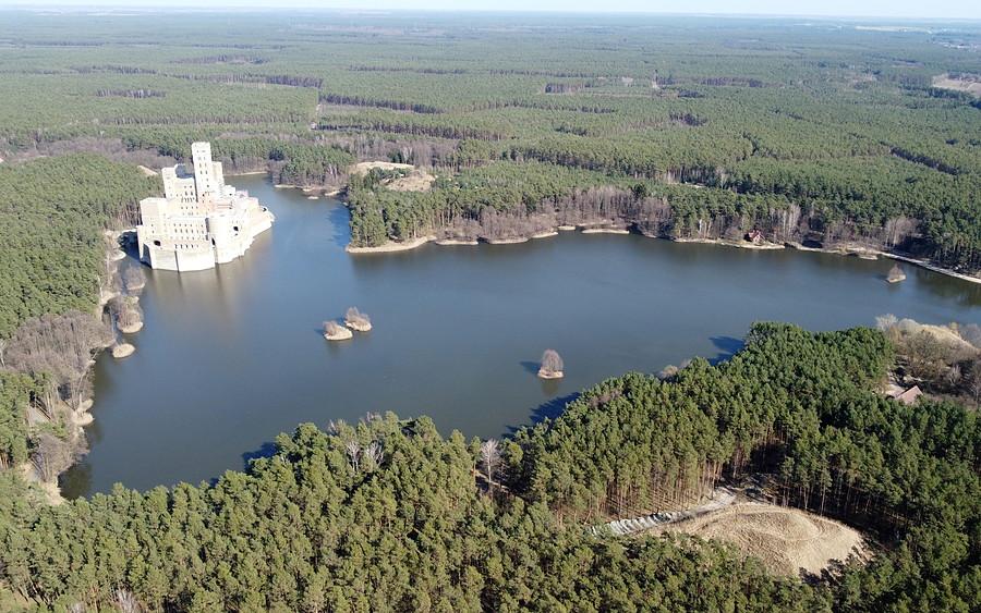 Ten nieszczęsny zamek i widoczne fragmenty wycinki w Puszczy Noteckiej (by dron)