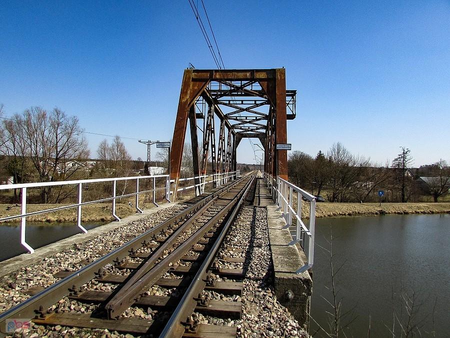 Widok mostu kolejowego z przystanku w Nieporęcie