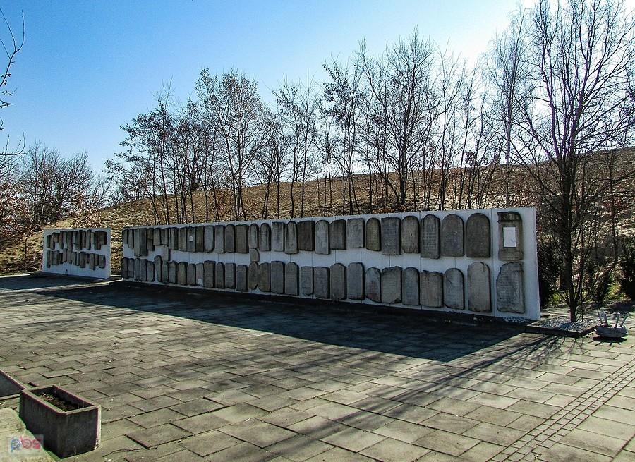 Mur z macewami na cmentarzu żydowskim w Nowym Dworze Mazowieckim